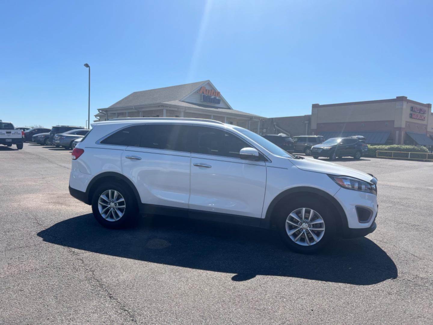 2016 WHITE Kia Sorento LX 2WD (5XYPG4A37GG) with an 2.4L L4 DOHC 16V engine, 6-Speed Automatic transmission, located at 420 I-35E, Lancaster, TX, 75146, (469) 297-4144, 32.593929, -96.823685 - Photo#6